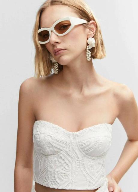 Top bustier del total look blanco