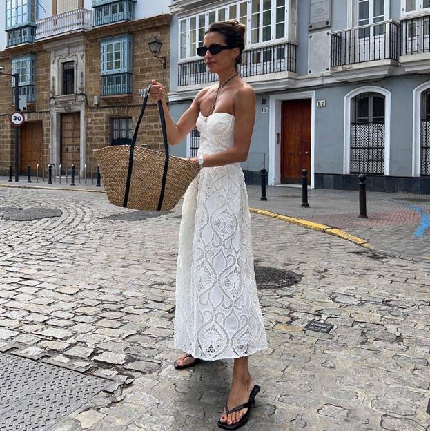 El total look blanco más favorecedor del verano que sienta de miedo con el bronceado