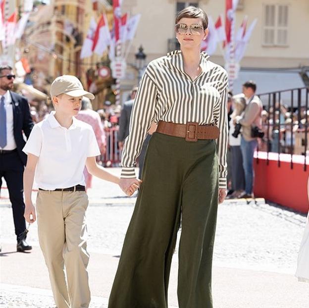 Charlène de Mónaco, acompañada del pequeño Jacques. 