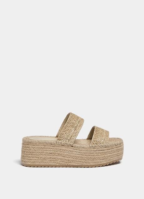 Sandalias de rafia de Pull & Bear (35,99 euros)