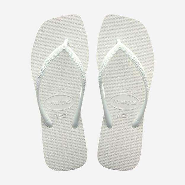 Chanclas en color blanco con puntera cuadrada (29,99 euros).