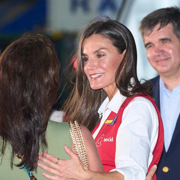 La reina Letizia llega a Colombia con los pantalones cargo de Stradivarius que lo tienen todo: cómodos, tendencia, favorecedores y baratos