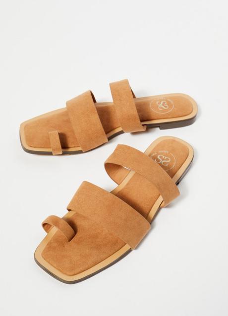 Sandalias planas de ante de Sfera (19,99 euros)