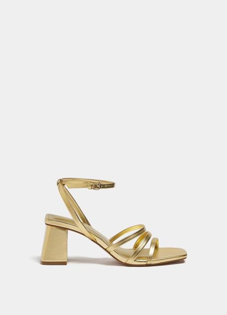 Sandalias doradas de Pull&Bear, 22,99 euros.