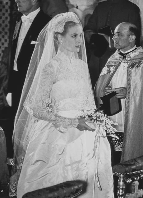 Grace Kelly con vestido bordado de flores el día de su boda (1956). Foto: @forgracekelly.