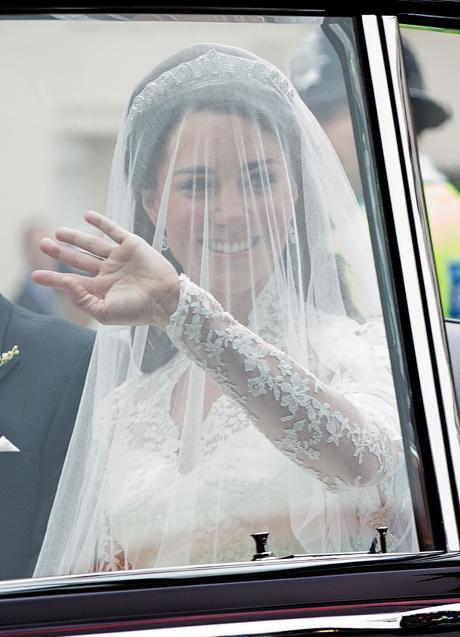 Kate Middleron con vestido bordado de flores el día de su boda (2011). Foto: Gtres.