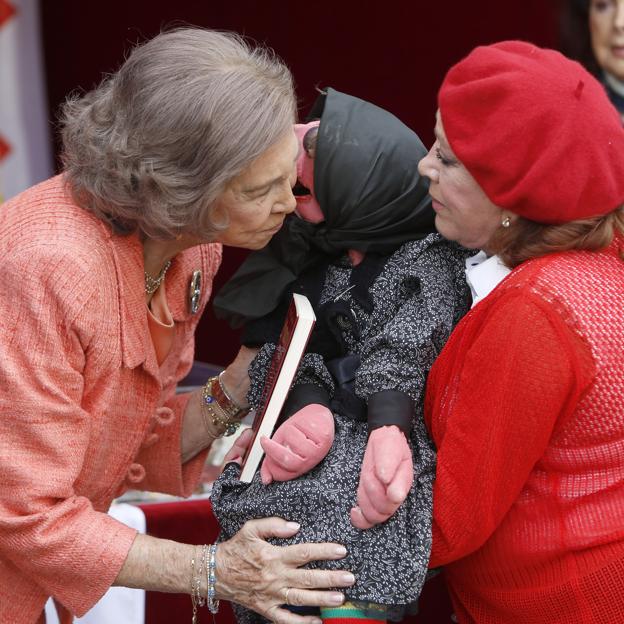 Mari Carmen con doña Rogelia saludando a la reina Sofía. 