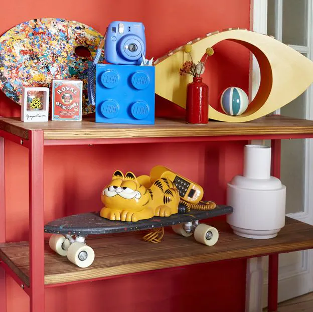 La caja de levadura Royal, una pieza de Lego XL y el teléfono Garfield del estudio de Coco Dávez.