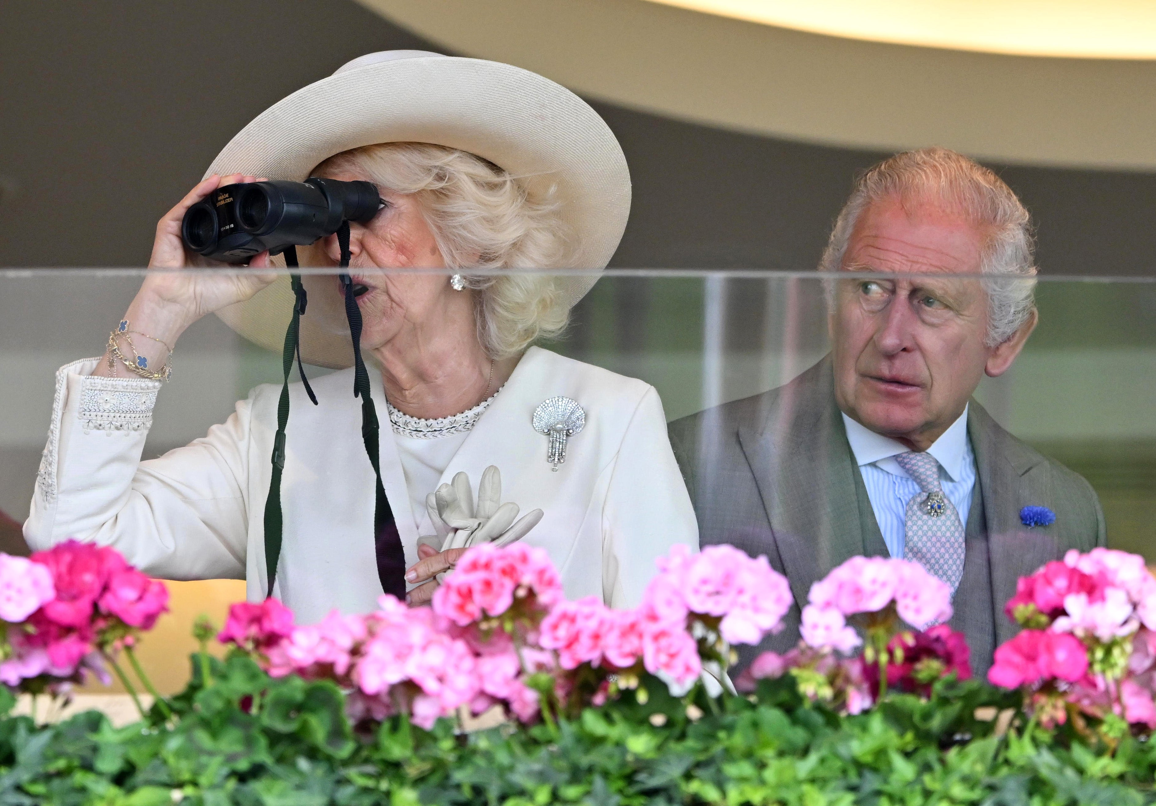 Carlos III y Camilla inauguran Royal Ascot: escotes prohibidos, picnic en el párking y mucho té, así es la carrera de caballos más famosa del mundo