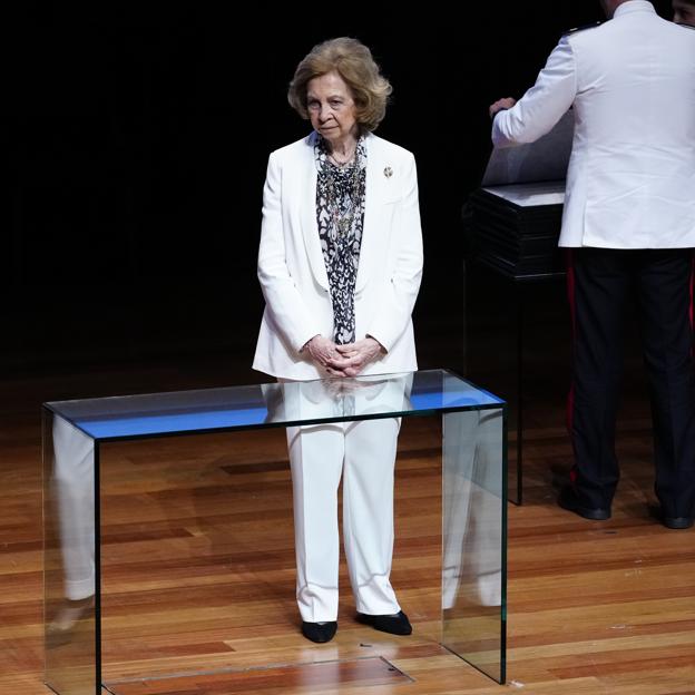 La reina Sofía en la entrega de diplomas.