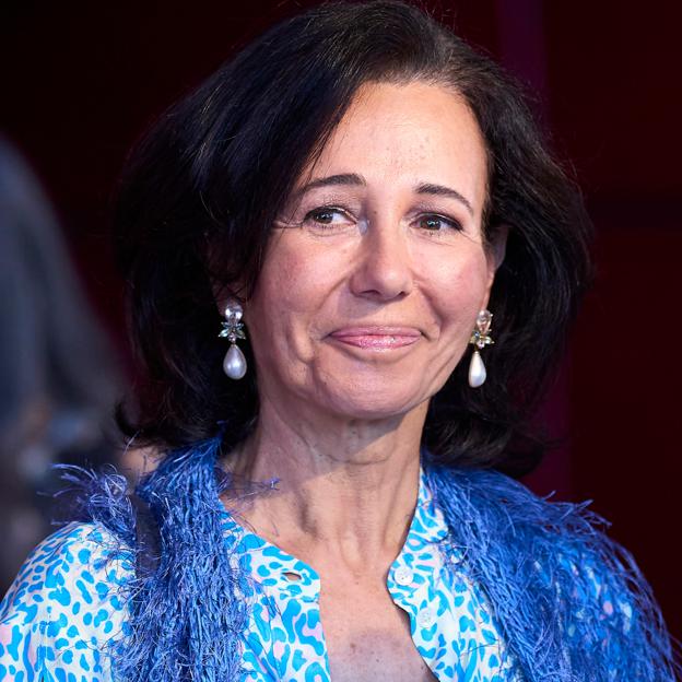 Ana Botín hace la competencia a la reina Sofía con un look original con sandalias de cuña (y el vestido está en Primark por 16 euros)