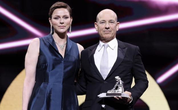 Charlène se subió al escenario para entregar el Ninfa de Oro a la personalidad televisiva del año, que recibió el productor y guionista de 'Expediente X' o 'Homeland', Howard Gordon. 