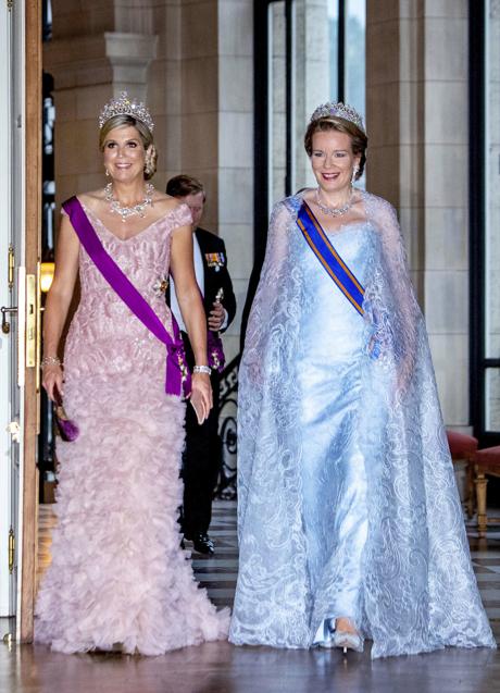 Los looks de cena de gala de Matilde y Máxima. / GTRES