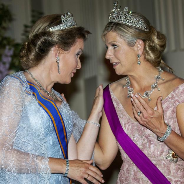 Los espectaculares looks de gala de Máxima de Holanda y Matilde de Bélgica: tiaras, diamantes y vestidos de cuento de princesas