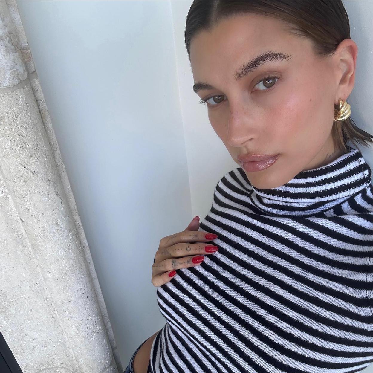 Hailey Bieber con colorete/instagram de hailey bieber