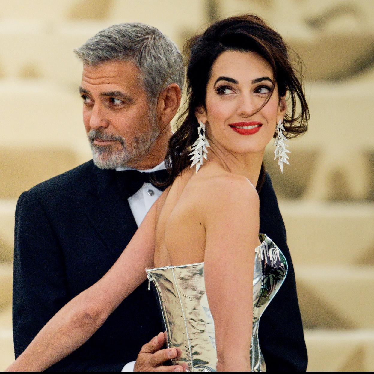 Amal Clooney posa con su marido, George Clooney./getty images