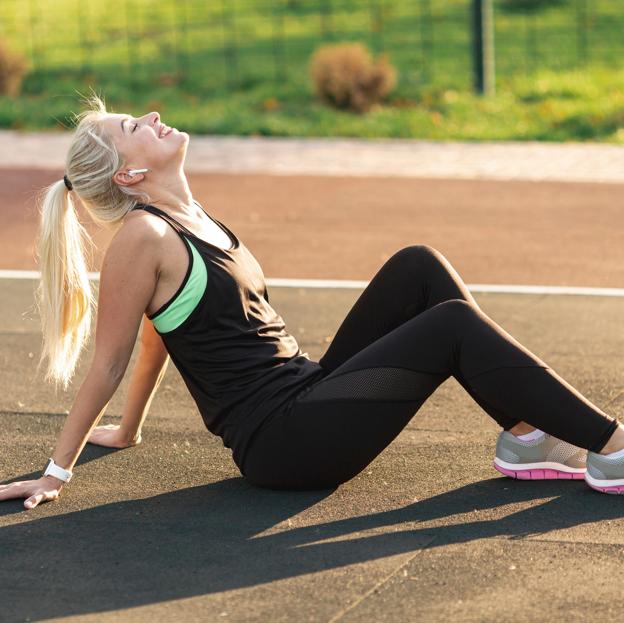 Mujer descansando después de hacer deporte.