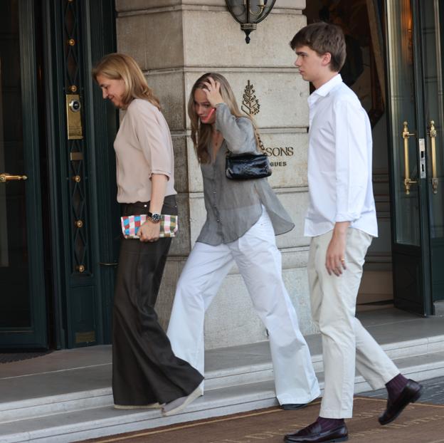 La infanta Cristina, con un look con alpargatas, junto a sus hijos Irene y Miguel.