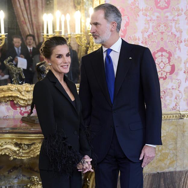 La reina Letizia y el rey Felipe VI dedicaron su primera cita de agenda oficial ya como reyes a contactar con representantes de la comunidad LGTBIQ+. 