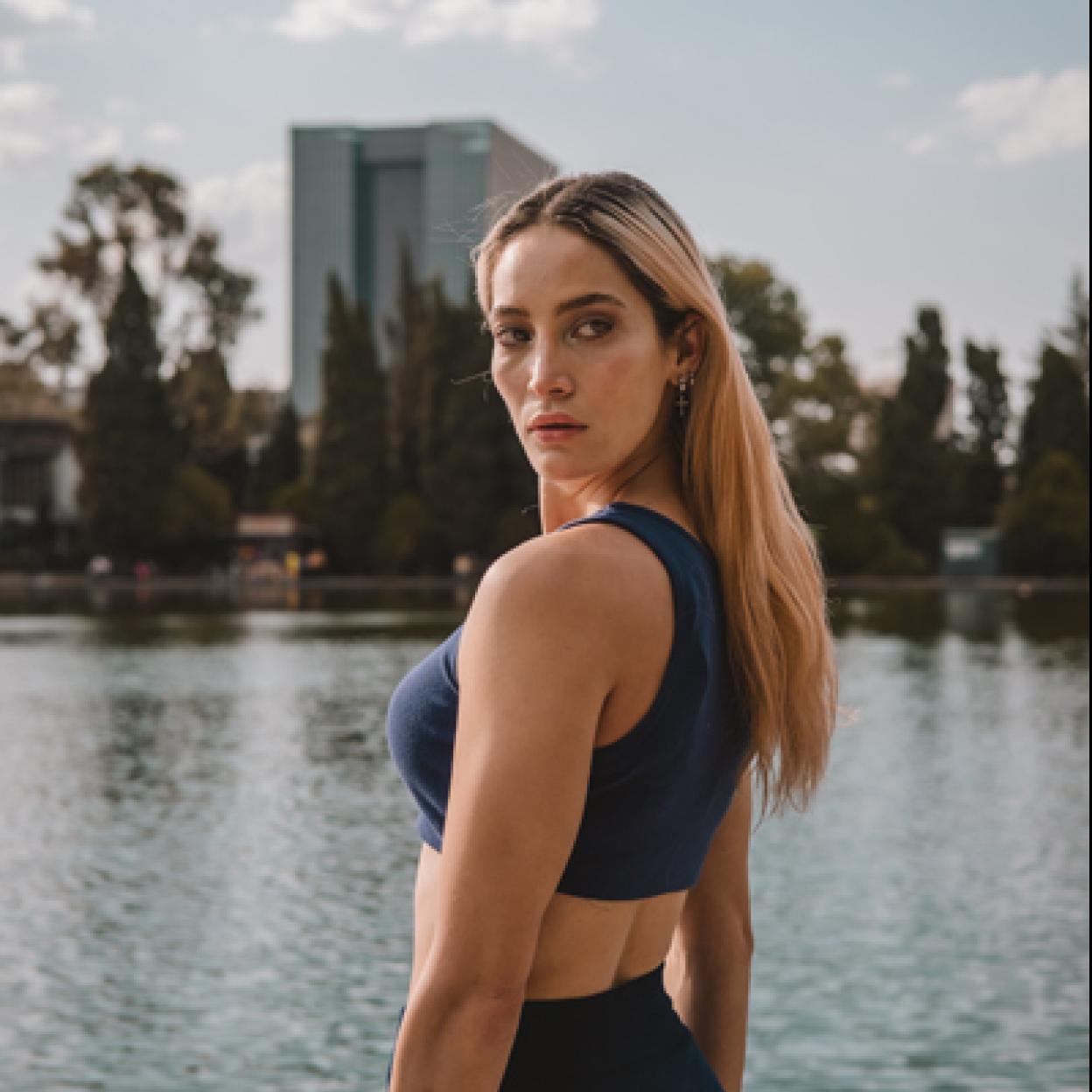 Mujer con ropa deportiva/pexels