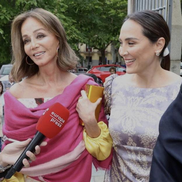 Tamara Falcó va a tener difícil vivir su boda como cualquier otra mujer de su edad: la fama heredada de su madre, Isabel Preysler, pesa demasiado. 