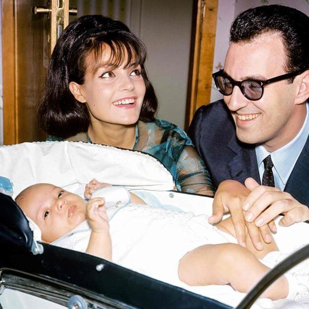 Carmen Sevilla y el compositor Augusto Algueró, con su único hijo. /