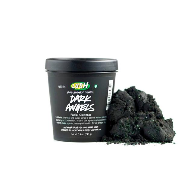 Dark Angels Exfoliante Limpiador con carbón de Lush. Precio: 11,95 euros