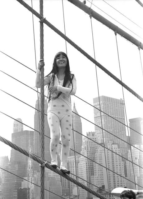 La artista retratada en el puente de Brooklyn, en Nueva York, en 1969.