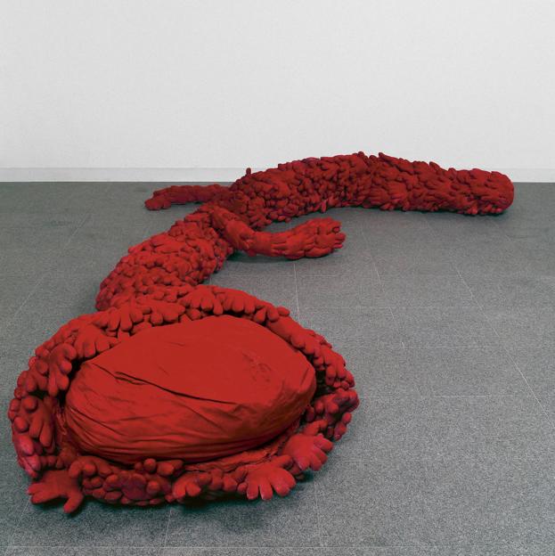 Flor roja (1980), con tela y guantes cosidos, una de las obras de Kusama que se podrán ver en el Guggenheim. 