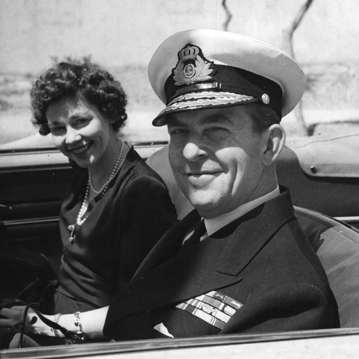 El rey Pablo I y la reina Federica, fotografiados en 1947 en su descapotable, como dos estrellas de cine en Atenas./GETTY IMAGES