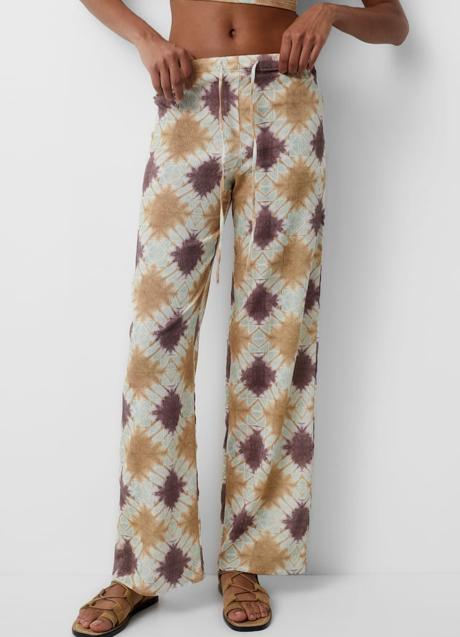 Pantalón estampado de Pull & Bear (22,99 euros)