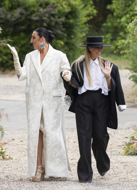 Juana Martín junto a Rossy de Palma en su desfile de Alta Costura de París, otoño-invierno 2022. Foto: Launchmetrics.