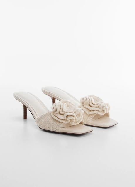 Sandalias con flor de Mango (59,99 euros)