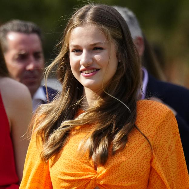 La princesa Leonor sorprende con un vestido naranja made in Spain en su primer acto de los premios Princesa de Girona