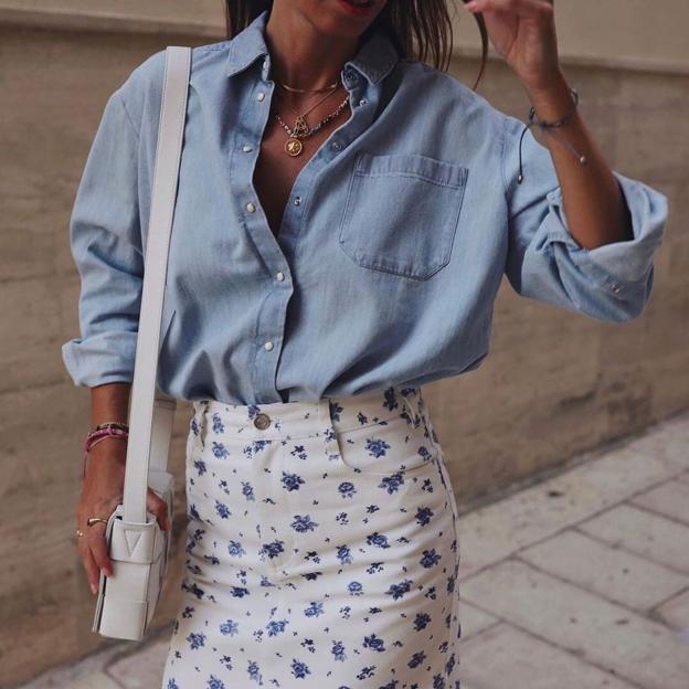 La falda mini con estampado floral que adoran llevar las francesas en verano