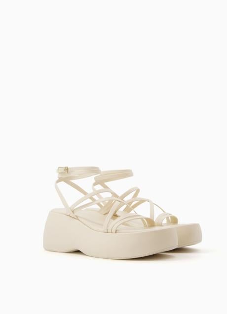 Sandalia blanca de Bershka, 59,99 euros.