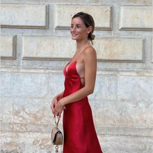 El espectacular vestido rojo de Zara que parece de lujo para ser la mejor vestida con tu look de invitada