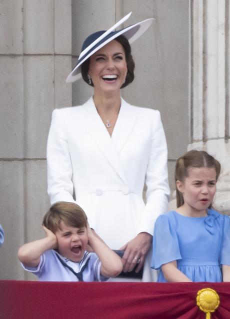 Kate Middleton con bolso de Strathberry en el Trooping the Colour en 2022.