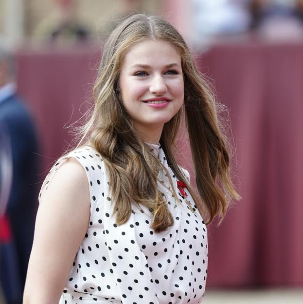 La princesa Leonor visita la Academia Militar de Zaragoza con un conjunto made in Spain inspirado en la reina Letizia