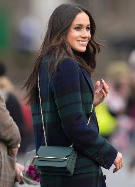 Meghan Markle con bolso de Strathberry.