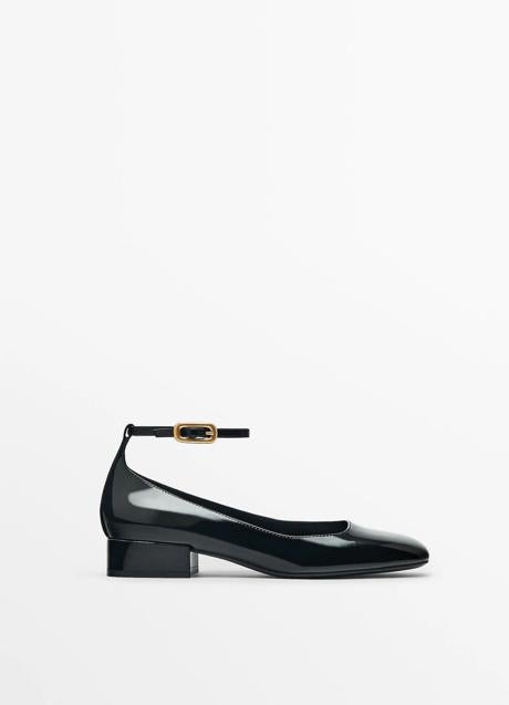 Zapatos con pulsera de Massimo Dutti (79,99 euros)