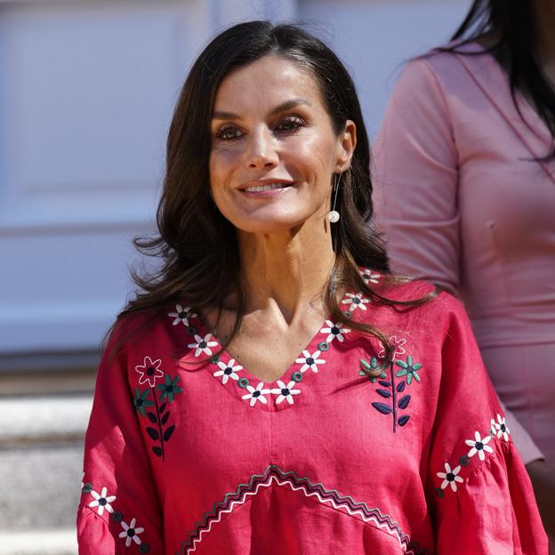 La reina Letizia sorprende con una blusa bordada de inspiración hippie: ficha su look solidario con pantalones blancos