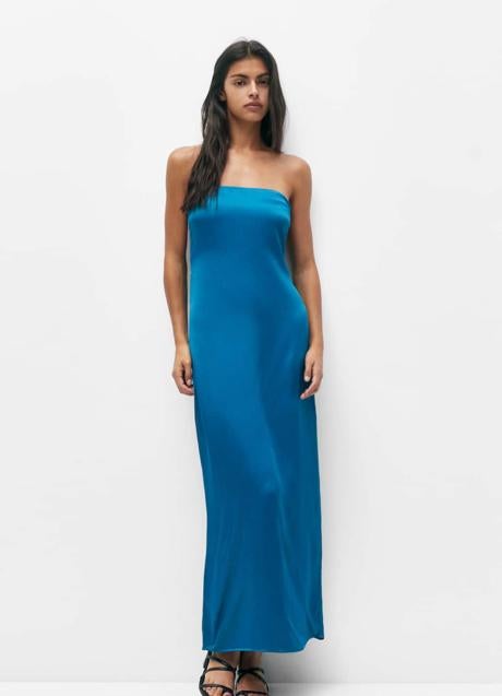 Vestido azul de satén de Pull&Bear, 35,99 euros.