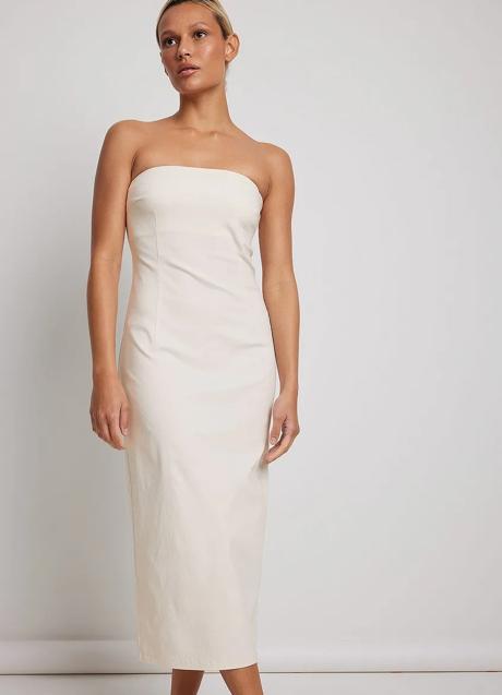 Vestido con escote de palabra de honor blanco de NA-KD, 26,95 euros.