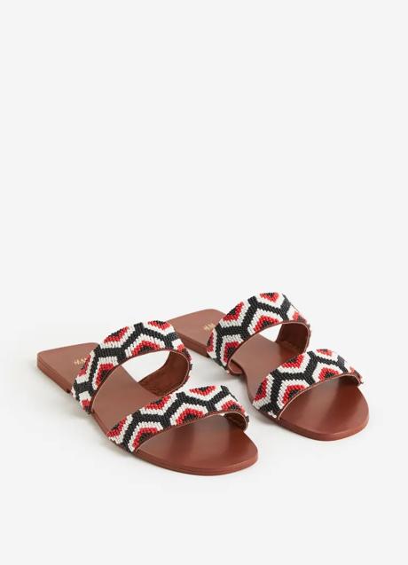 Sandalias planas con abalorios de H&M (39,99 euros)