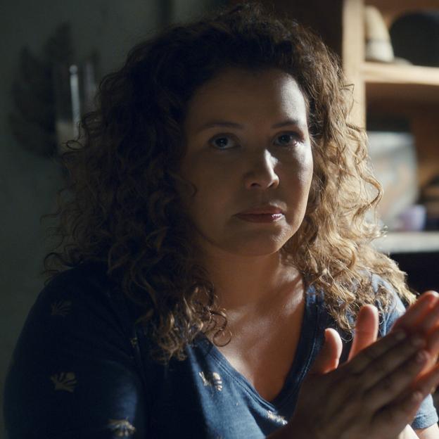 Justina Machado en un momento de la serie de Prime Video, El horror de Dolores Roach.