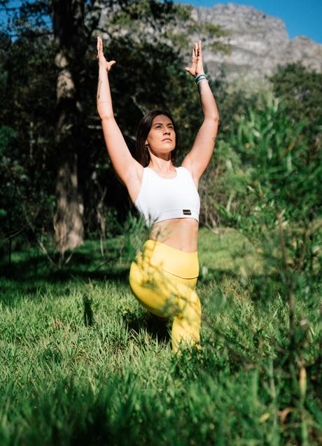 Mujer realizando entrenamiento al aire libre. / PEXELS