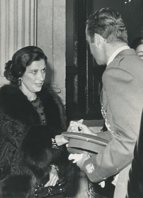 Carmen Franco con su nariz ya operada, recibiendo las condolencias del entonces príncipe Juan Carlos, en el funeral de su padre, el dictador Francisco Franco. (FOTO: ARCHIVO ABC)