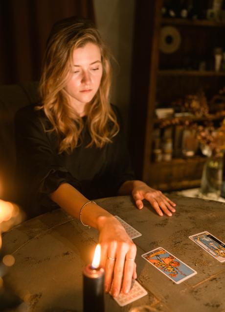 Mujer con cartas del Tarot/PEXELS