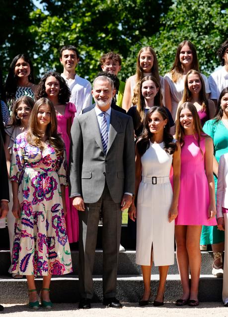 Los reyes y sus hijas durante la audiencia de hoy en La Zarzuela. / LIMITED PICTURES